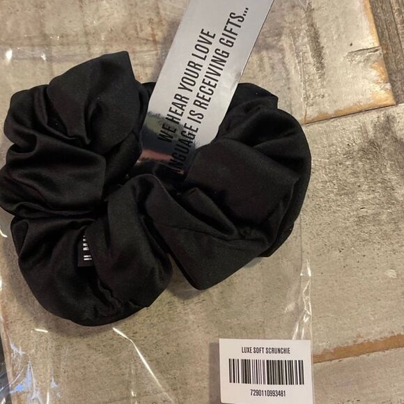 IL Makiage Black Luxe Satin Scrunchie! - Picture 1 of 4